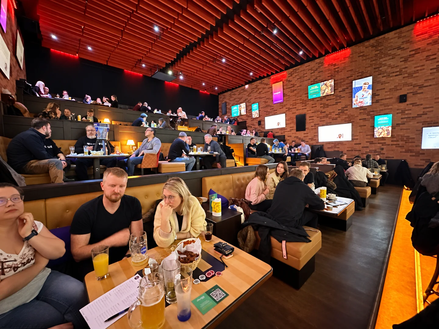O’Learys Kristiine suure saali istumisalad ja ekraanid mälumängu ajal